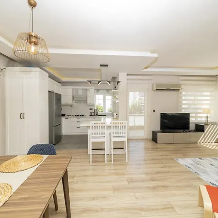 Delightful Flat With Shared Pool In Konyaalti Antalia